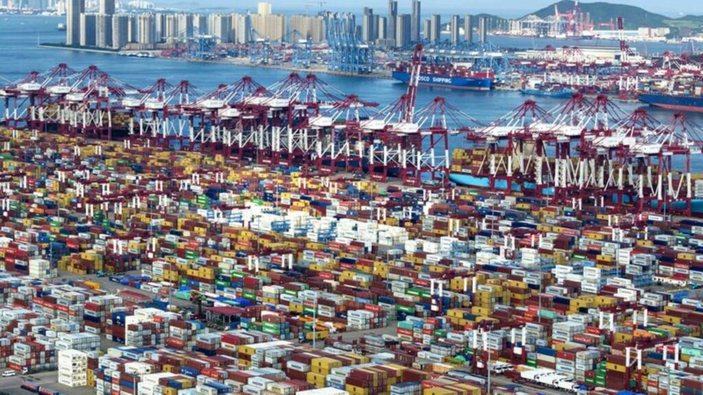 Im Hafen der chinesischen Stadt Qingdao herrscht viel Betrieb. Chinas Exporte legen zu. Foto: Li Ziheng/XinHua/dpa