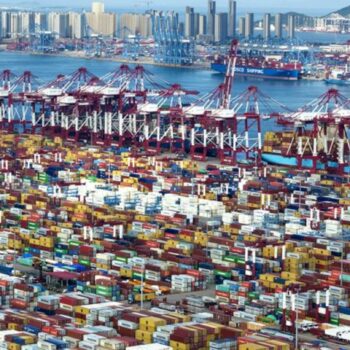 Im Hafen der chinesischen Stadt Qingdao herrscht viel Betrieb. Chinas Exporte legen zu. Foto: Li Ziheng/XinHua/dpa