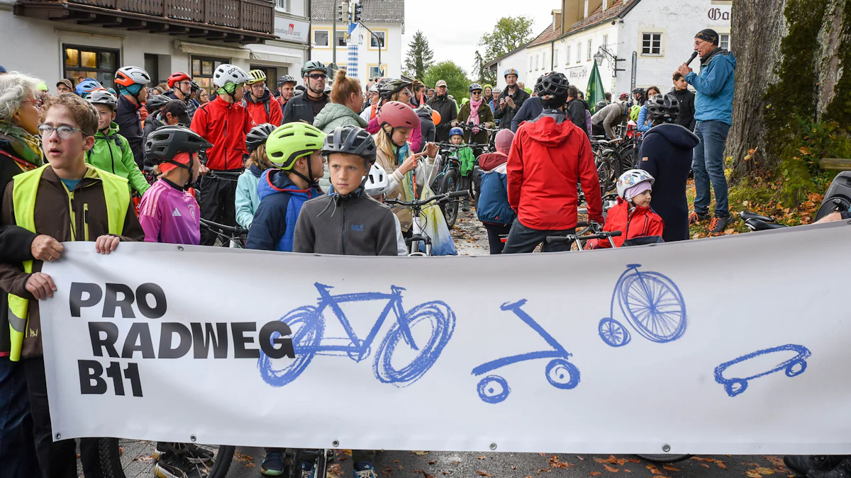 „Pro Radweg B 11“: Tausend Beine strampeln für einen Radweg