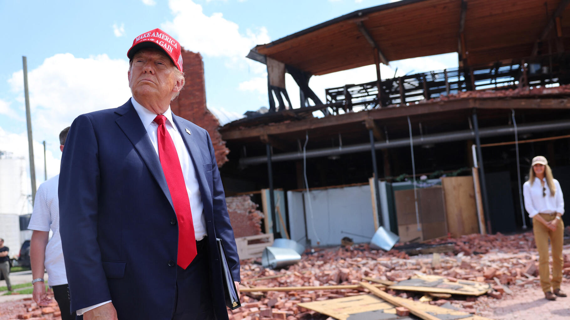 Après l’ouragan Hélène, Trump, Biden et Harris se pressent au chevet des sinistrés pour une raison précise