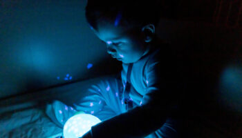 Les lumières bleues des jouets pour enfants sont dangereuses pour leur rétine, alerte l’Anses