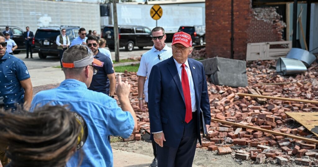 L'ancien président républicain et candidat à la présidentielle de novembre Donald Trump à Valdosta, ville dévastée par l'ouragan Hélène, dans l'Etat américain de Géorgie, le 30 septembre 2024