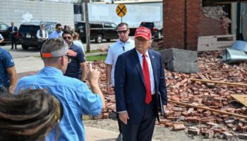 L'ancien président républicain et candidat à la présidentielle de novembre Donald Trump à Valdosta, ville dévastée par l'ouragan Hélène, dans l'Etat américain de Géorgie, le 30 septembre 2024