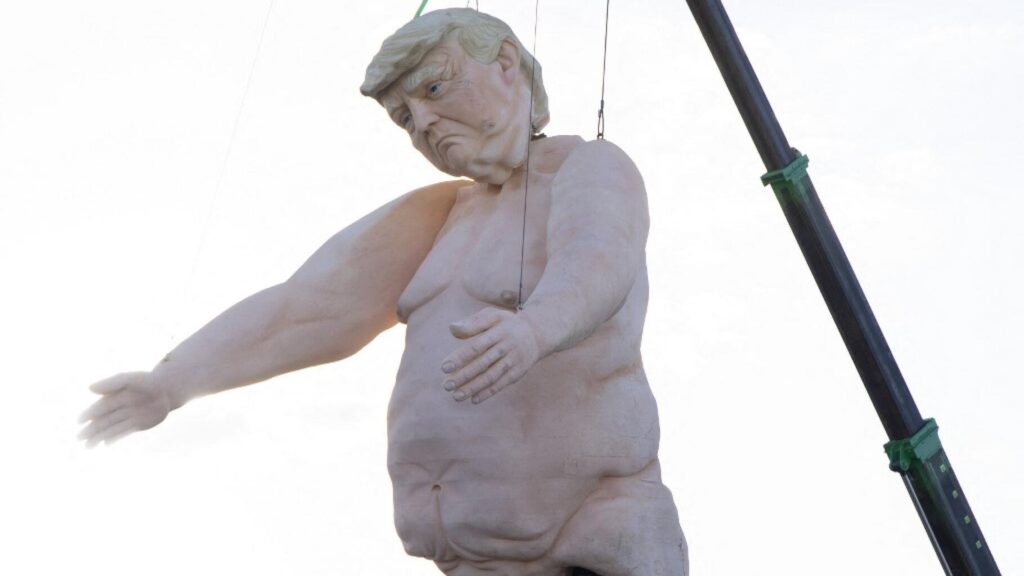 Une statue de Donald Trump nu accrochée à une grue met en colère les républicains du Nevada