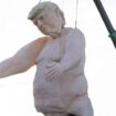 Une statue de Donald Trump nu accrochée à une grue met en colère les républicains du Nevada