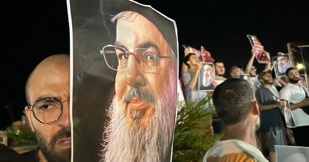 Des manifestants brandissent des portraits du chef du Hezbollah Hassan Nasrallah, le 28 septembre 2024 à Sidon, dans le sud du Liban