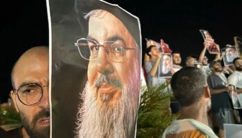 Des manifestants brandissent des portraits du chef du Hezbollah Hassan Nasrallah, le 28 septembre 2024 à Sidon, dans le sud du Liban