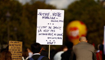 Dans la manifestation parisienne : «Je ne vais pas passer une heure à écouter Barnier»