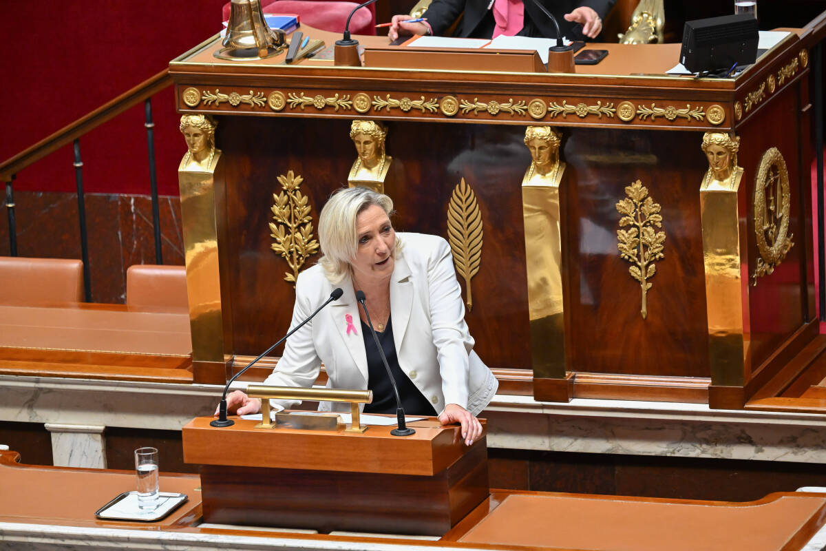 « Respect » et « lignes rouges » : les premiers échanges entre Barnier et Le Pen à l’Assemblée