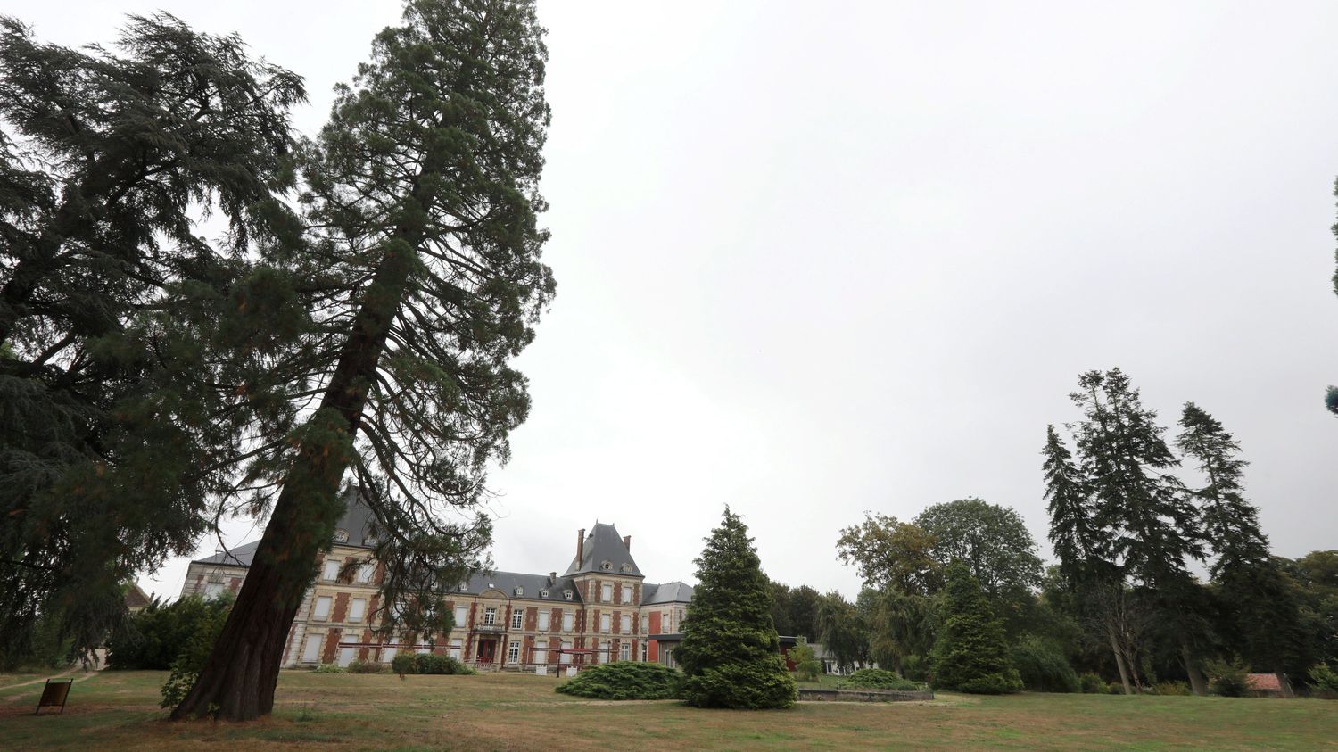 VIDEO. "On va aller trouver des beaux lieux qu'on va retaper" : rencontre avec un "chasseur de châteaux" à la recherche "de pépites à rénover"