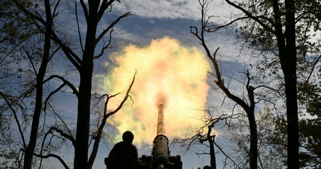 Des militaires ukrainiens tirent vers des positions russes dans la région de Donetsk le 27 septembre 2024