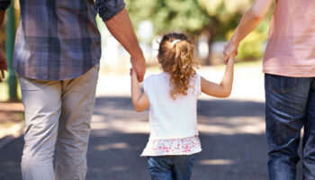 La résidence alternée n’est pas toujours une bonne idée pour l’enfant, la rendre systématique encore moins