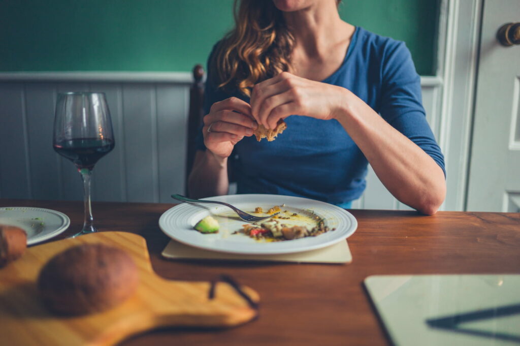 Manger dans cette position est une très mauvaise idée, les Français sont pourtant très nombreux à le faire