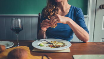 Manger dans cette position est une très mauvaise idée, les Français sont pourtant très nombreux à le faire