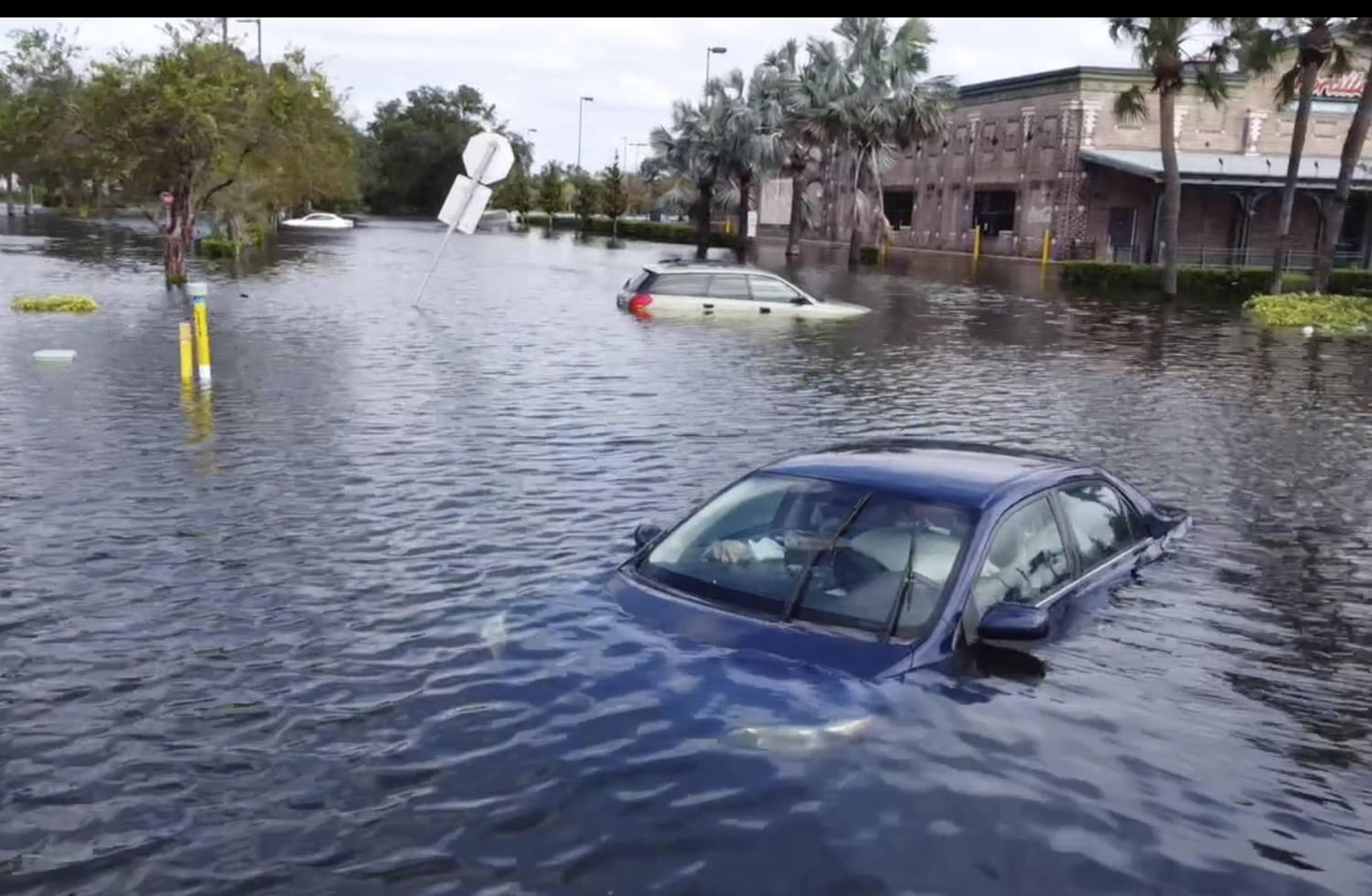 Ouragan Milton : plus d'une dizaine de morts, mais une tempête moins grave que prévu