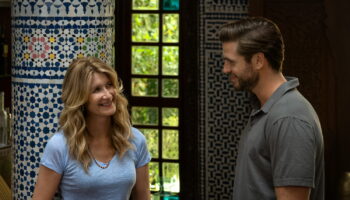 Lonely planet : Laura Dern et Liam Hemsworth dans une nouvelle comédie romantique de Netflix