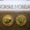 Des répliques de l'avers et du revers de la médaille du prix Nobel de la paix exposées à l'Institut Nobel norvégien, le 25 septembre 2024, à Oslo