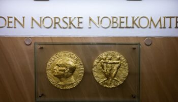 Des répliques de l'avers et du revers de la médaille du prix Nobel de la paix exposées à l'Institut Nobel norvégien, le 25 septembre 2024, à Oslo