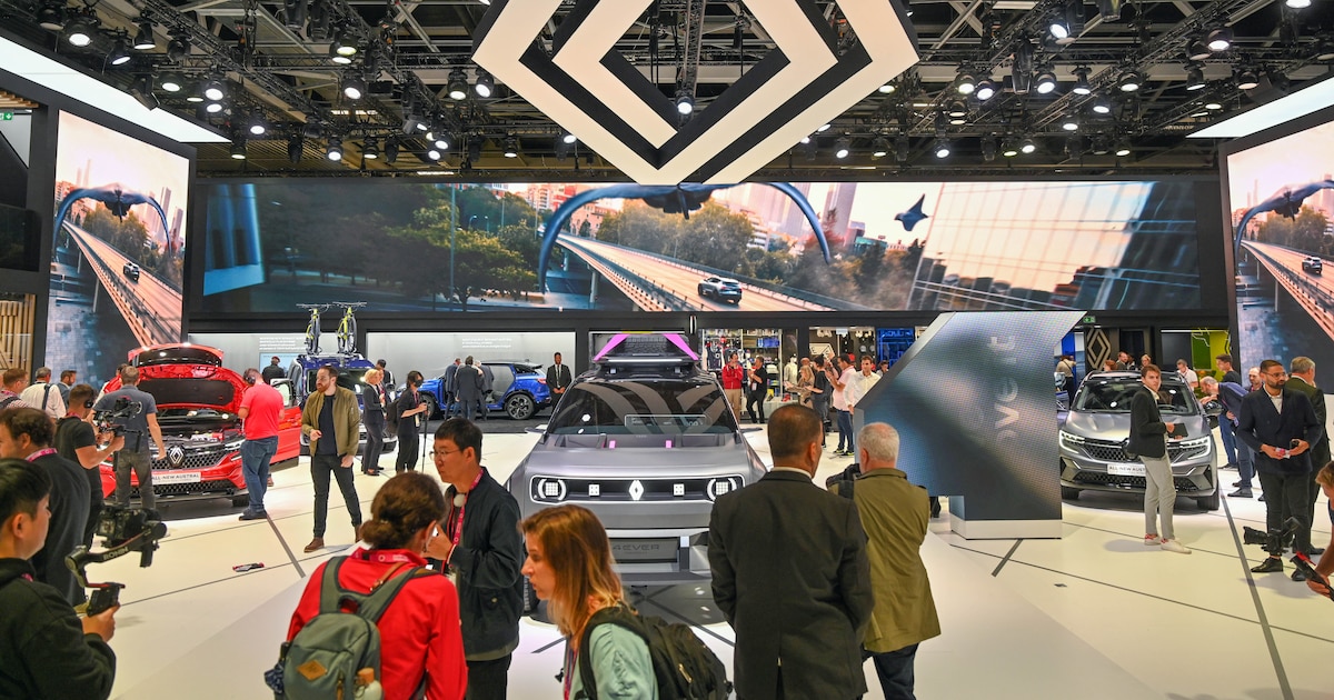 PARIS, FRANCE -  OCTOBER 17: General view of the Mondial de l'Automobile (Paris Motor Show) at the Porte de Versailles Exhibition Center in Paris, France on October 17, 2022. Mustafa Yalcin / Anadolu Agency (Photo by MUSTAFA YALCIN / ANADOLU AGENCY / Anadolu via AFP)