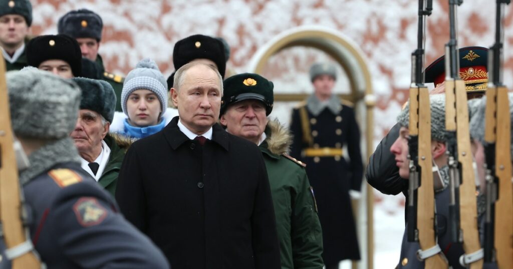 Le président russe Vladimir Poutine assiste à une cérémonie de dépôt de gerbes sur la tombe du soldat inconnu à l'occasion de la journée célébrant les forces armées russes, à Moscou, le 23 février 2024