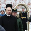 Le président russe Vladimir Poutine assiste à une cérémonie de dépôt de gerbes sur la tombe du soldat inconnu à l'occasion de la journée célébrant les forces armées russes, à Moscou, le 23 février 2024