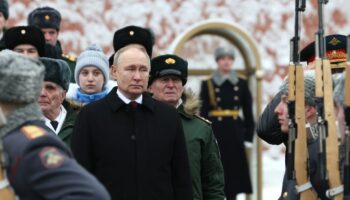 Le président russe Vladimir Poutine assiste à une cérémonie de dépôt de gerbes sur la tombe du soldat inconnu à l'occasion de la journée célébrant les forces armées russes, à Moscou, le 23 février 2024