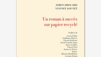 « Un roman à succès sur papier recyclé » a un titre très clair et c’est loin d’être sa seule qualité