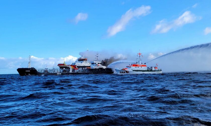 Kühlungsborn: Öltanker bei Warnemünde in der Ostsee brennt