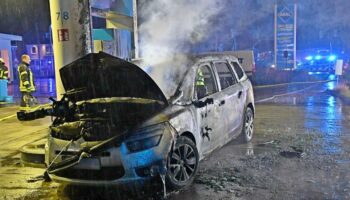 Autobrand an Tankstelle – Ermittler gehen von Unglück aus