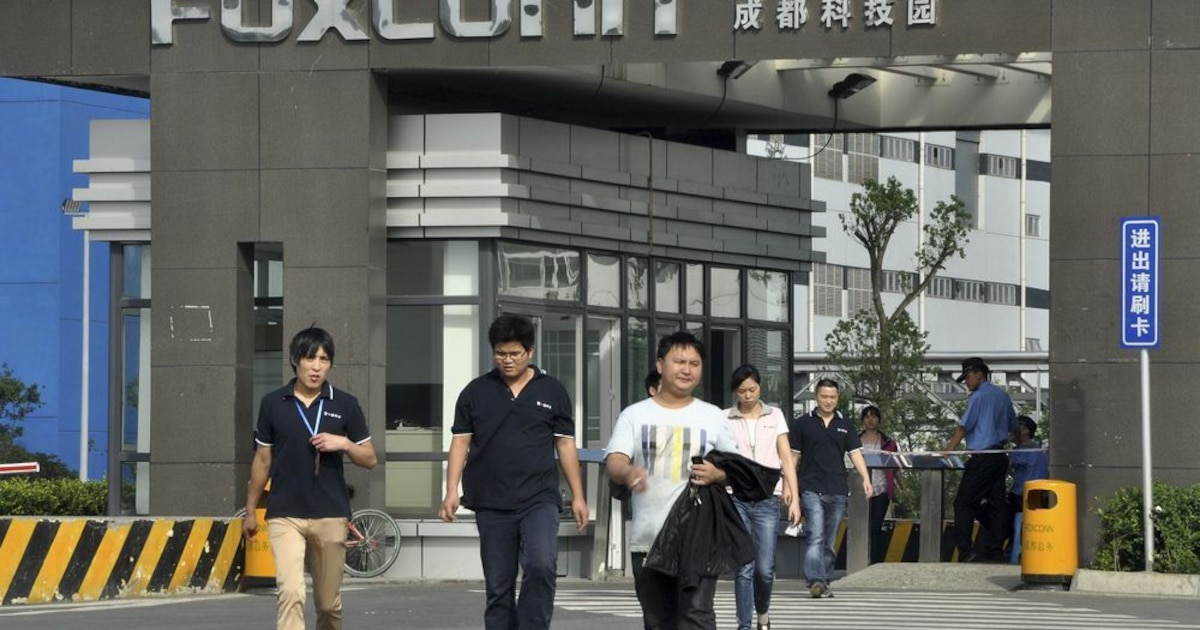 CHINE. Foxconn est régulièrement montré du doigt pour ses conditions de travail. Ici, une usine de Foxconn à Chengdu, dans le Sichuan.