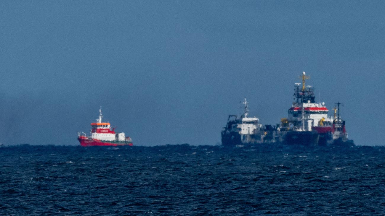 Warnemünde: Brennendes Tankschiff wird in Rostocker Hafen geschleppt