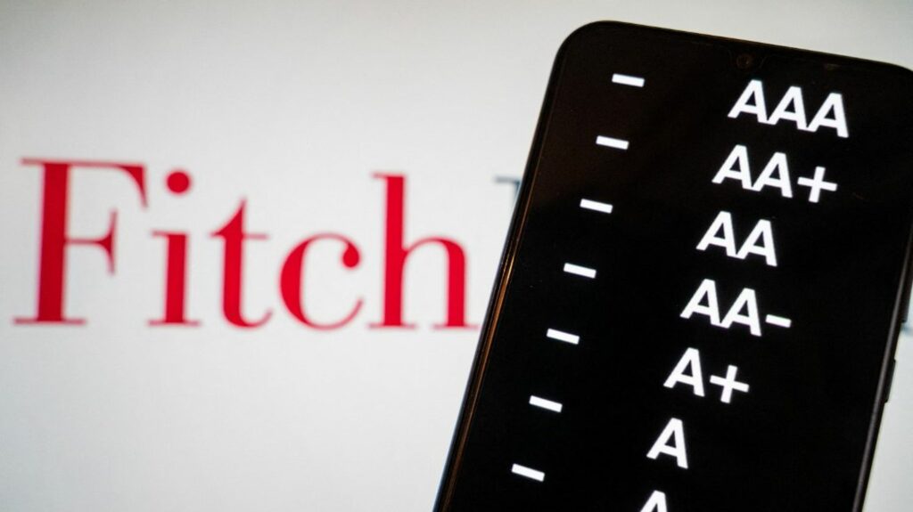 Dette publique : l'agence Fitch maintient la note de la France au niveau "AA-" mais la place sous perspective négative, le gouvernement "prend acte" de cette notation