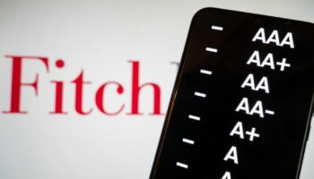 Dette publique : l'agence Fitch maintient la note de la France au niveau "AA-" mais la place sous perspective négative, le gouvernement "prend acte" de cette notation