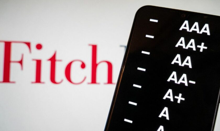 Dette publique : l'agence Fitch maintient la note de la France au niveau "AA-" mais la place sous perspective négative, le gouvernement "prend acte" de cette notation