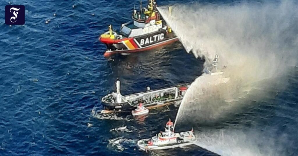 Großeinsatz in der Ostsee: Brennender Öltanker erreicht Rostock