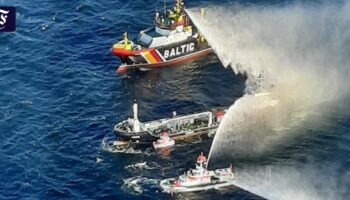 Großeinsatz in der Ostsee: Brennender Öltanker erreicht Rostock