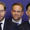 Le nouveau ministre de l'Économie, des Finances et de l'Industrie Antoine Armand (C) s'exprime à côté du nouveau ministre délégué à l'Industrie Marc Ferracci (2eR) et du ministre du Budget et des Comptes publics Laurent Saint-Martin (R) lors de la cérémonie de passation de pouvoirs avec les ministres sortants au ministère de l'Économie et des Finances (Bercy), à Paris, le 22 septembre 2024. (Photo GEOFFROY VAN DER HASSELT / AFP)