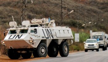 Une patrouille de Casques bleus de l'ONU sur la route al-Khardali dans le sud du Liban, le 17 septembre 2024