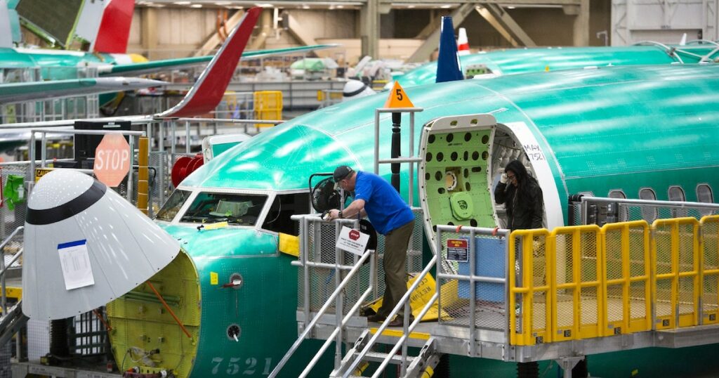 Des ouvriers travaillent sur un Boeing 737 MAX dans l'usine de l'avionneur américain à Renton (nord-ouest des Etats-Unis) le 27 mars 2019