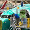 Des ouvriers travaillent sur un Boeing 737 MAX dans l'usine de l'avionneur américain à Renton (nord-ouest des Etats-Unis) le 27 mars 2019