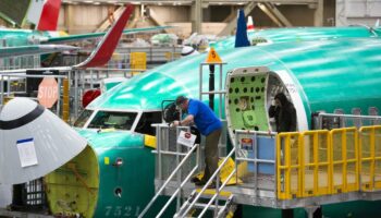 Des ouvriers travaillent sur un Boeing 737 MAX dans l'usine de l'avionneur américain à Renton (nord-ouest des Etats-Unis) le 27 mars 2019