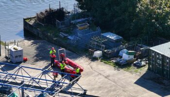 Search resumes for man missing after boat capsized in River Thames