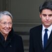 Le nouveau Premier ministre Gabriel Attal et la Première ministre sortante Elisabeth Borne lors de la passation de pouvoir à l'hôtel Matignon à Paris, le 9 janvier 2024