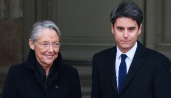 Le nouveau Premier ministre Gabriel Attal et la Première ministre sortante Elisabeth Borne lors de la passation de pouvoir à l'hôtel Matignon à Paris, le 9 janvier 2024