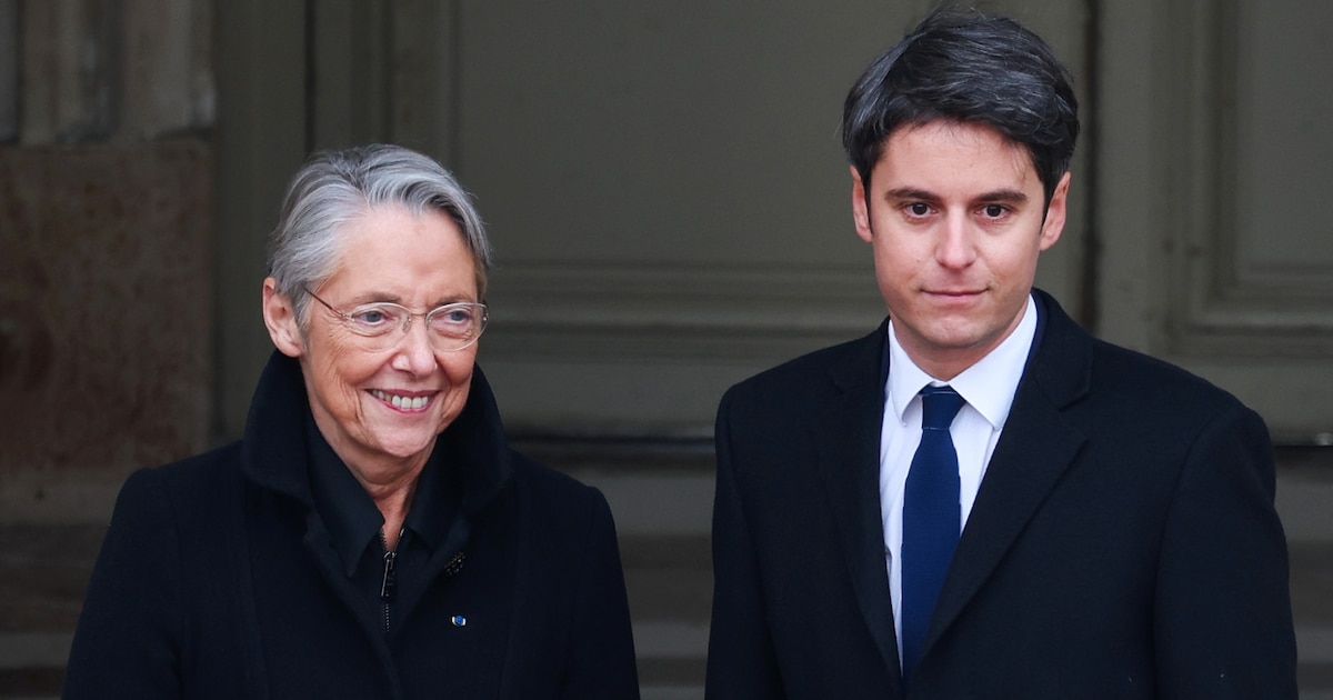 Le nouveau Premier ministre Gabriel Attal et la Première ministre sortante Elisabeth Borne lors de la passation de pouvoir à l'hôtel Matignon à Paris, le 9 janvier 2024