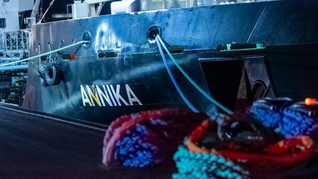 Öltanker Annika: Taucher untersuchen havariertes Schiff im Rostocker Hafen