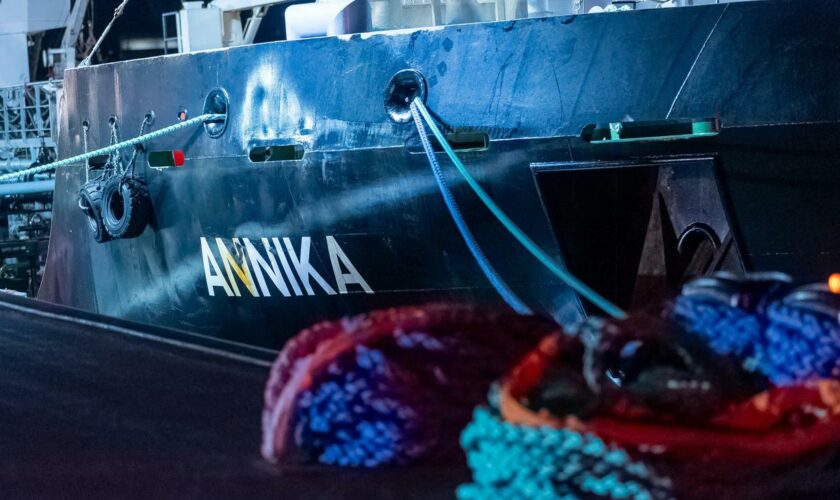 Öltanker Annika: Taucher untersuchen havariertes Schiff im Rostocker Hafen