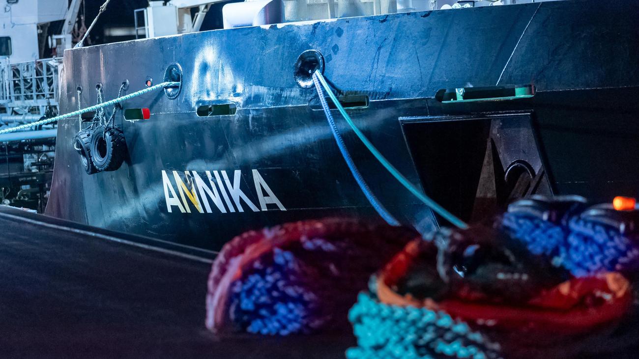 Öltanker Annika: Taucher untersuchen havariertes Schiff im Rostocker Hafen