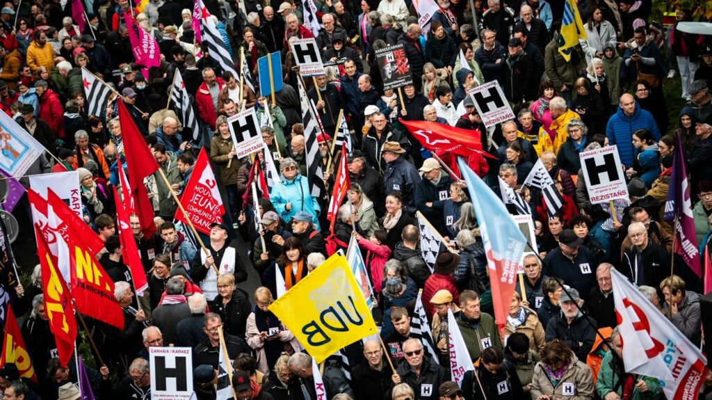 A Carhaix, des milliers de personnes manifestent contre la régulation des urgences la nuit