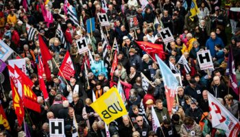 A Carhaix, des milliers de personnes manifestent contre la régulation des urgences la nuit